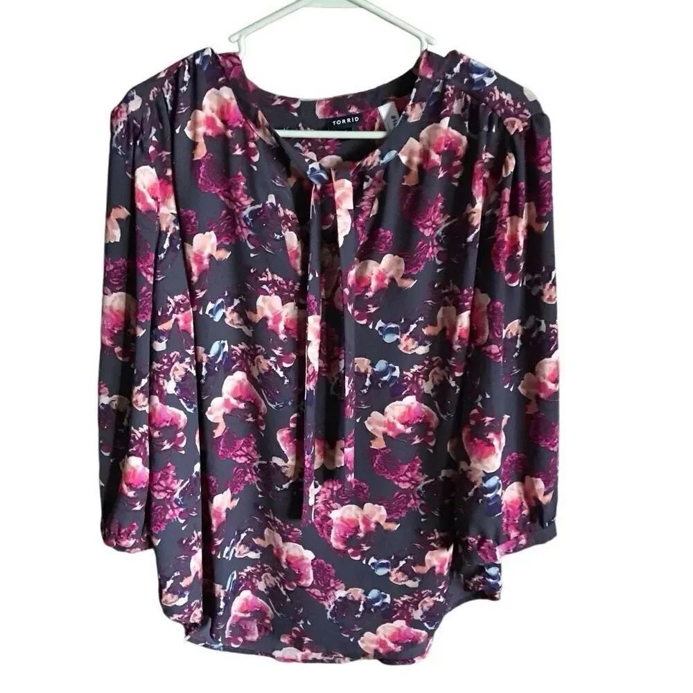Torrid Short sleeve black/gray pink floral top ties blouse Size 1= 1X plus size